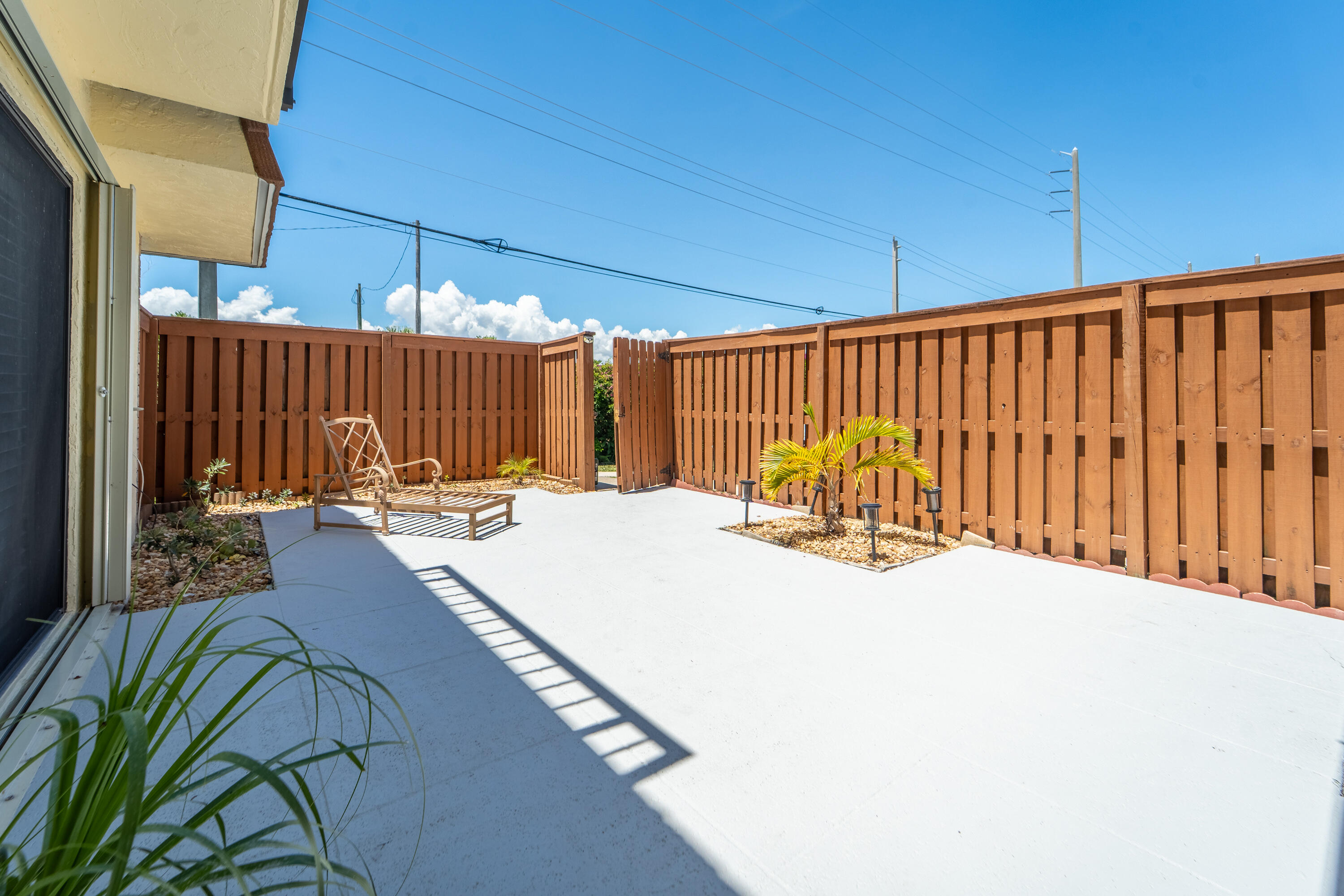 3900 County Line Road, Unit 11D Tequesta, FL 33469 - Photo 33 of 53 a view of a backyard with wooden fence