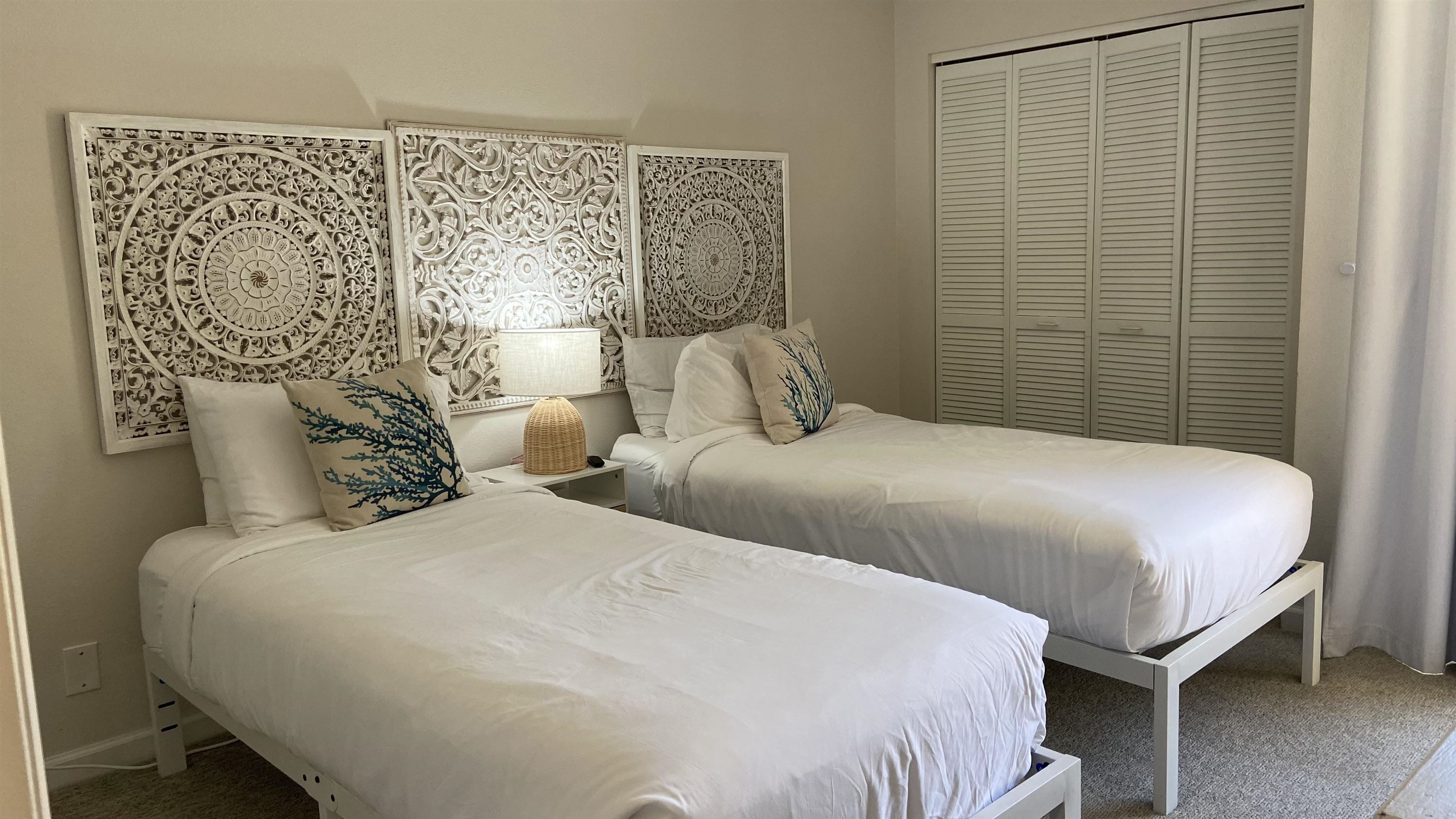 2777 South Kihei Road, Unit E202 Kihei, HI 96753 - Photo 16 of 37 a bedroom with a bed and a lamp