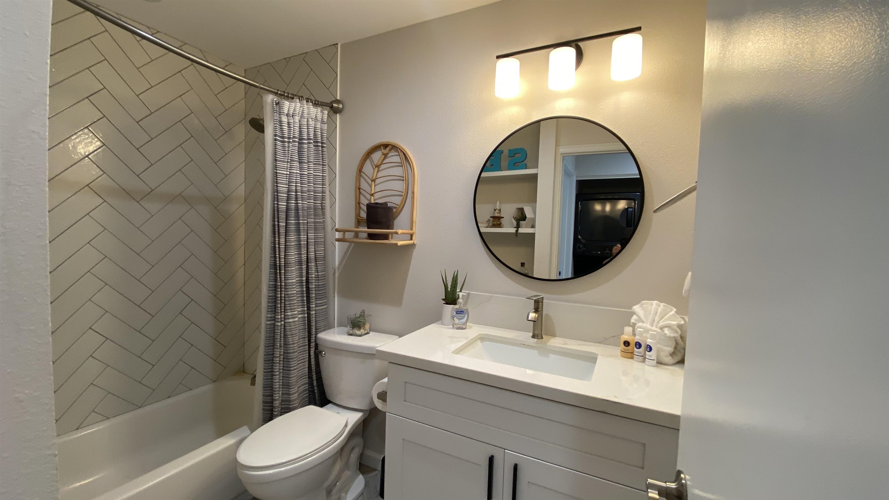 2777 South Kihei Road, Unit E202 Kihei, HI 96753 - Photo 22 of 37 a bathroom with a toilet sink vanity tub and shower