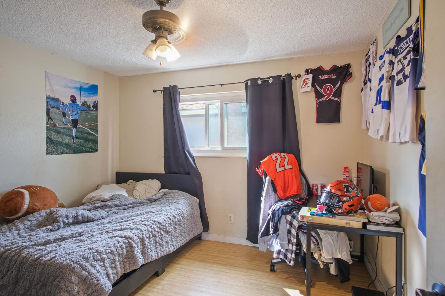 3221 Dublin Avenue Merced, CA 95340 - Photo 14 of 22 a bedroom with two beds and a window