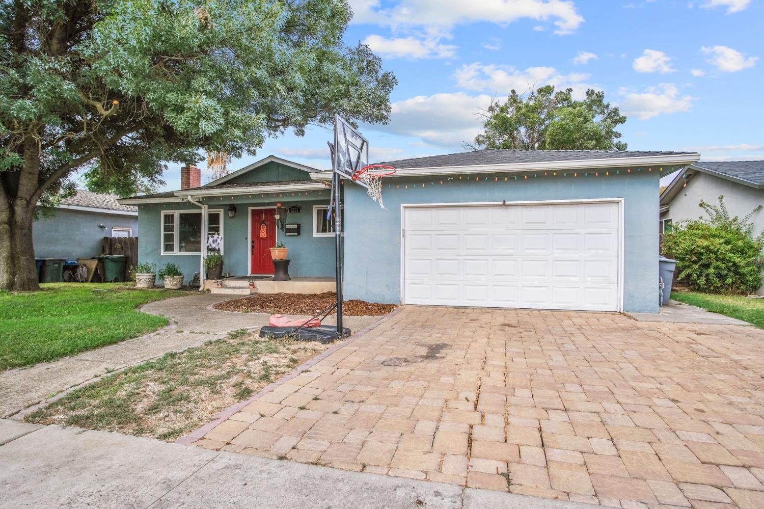 3221 Dublin Avenue Merced, CA 95340 - Photo 3 of 22 front view of house with a yard