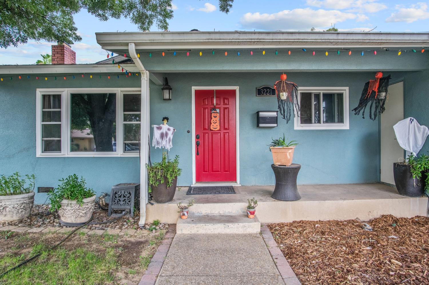 3221 Dublin Avenue Merced, CA 95340 - Photo 4 of 22 a front view of a house