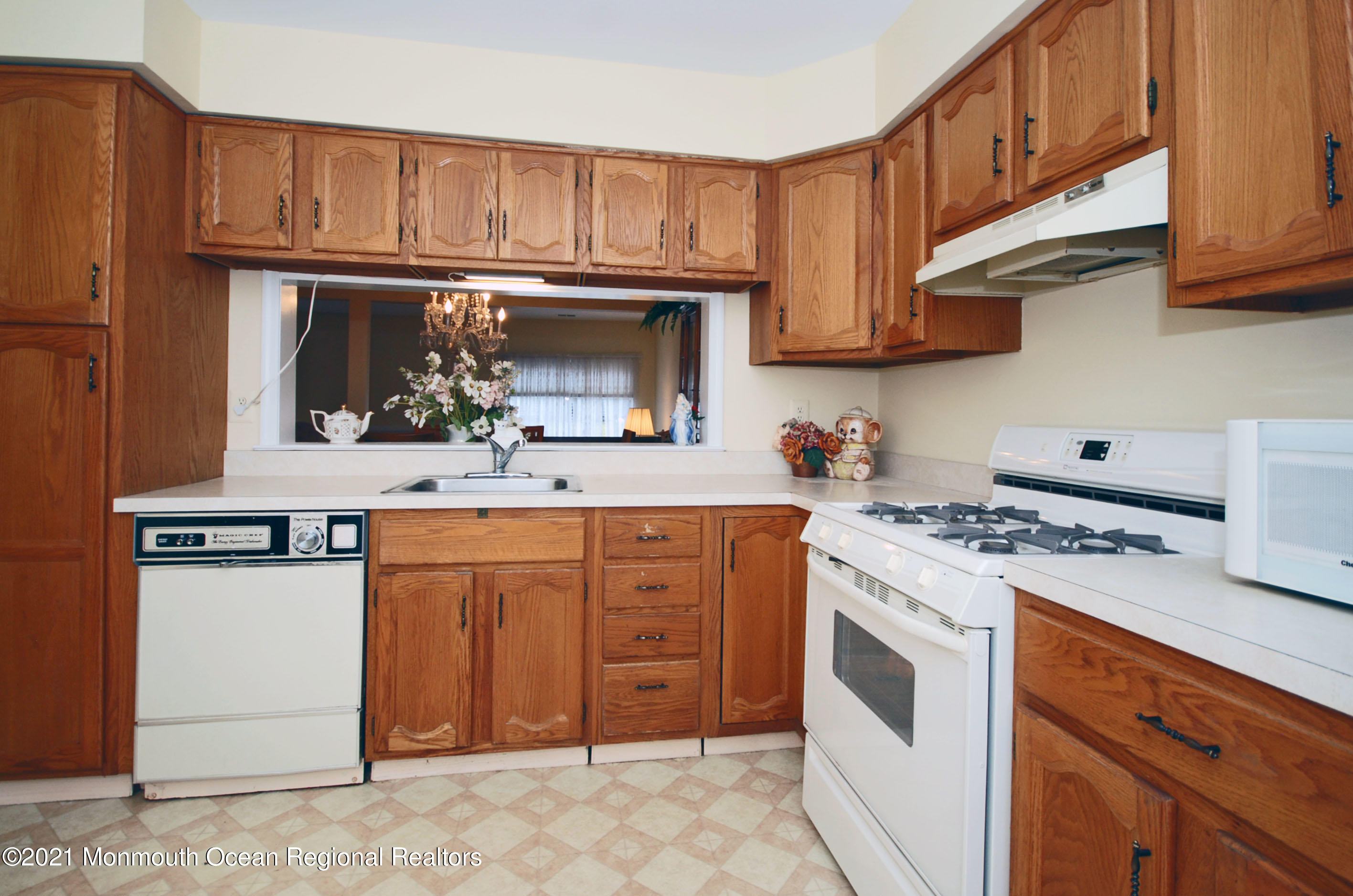 1803 Timber Oaks Road, Unit 1803 Edison, NJ 08820 - Photo 5 of 22 DSC_7294