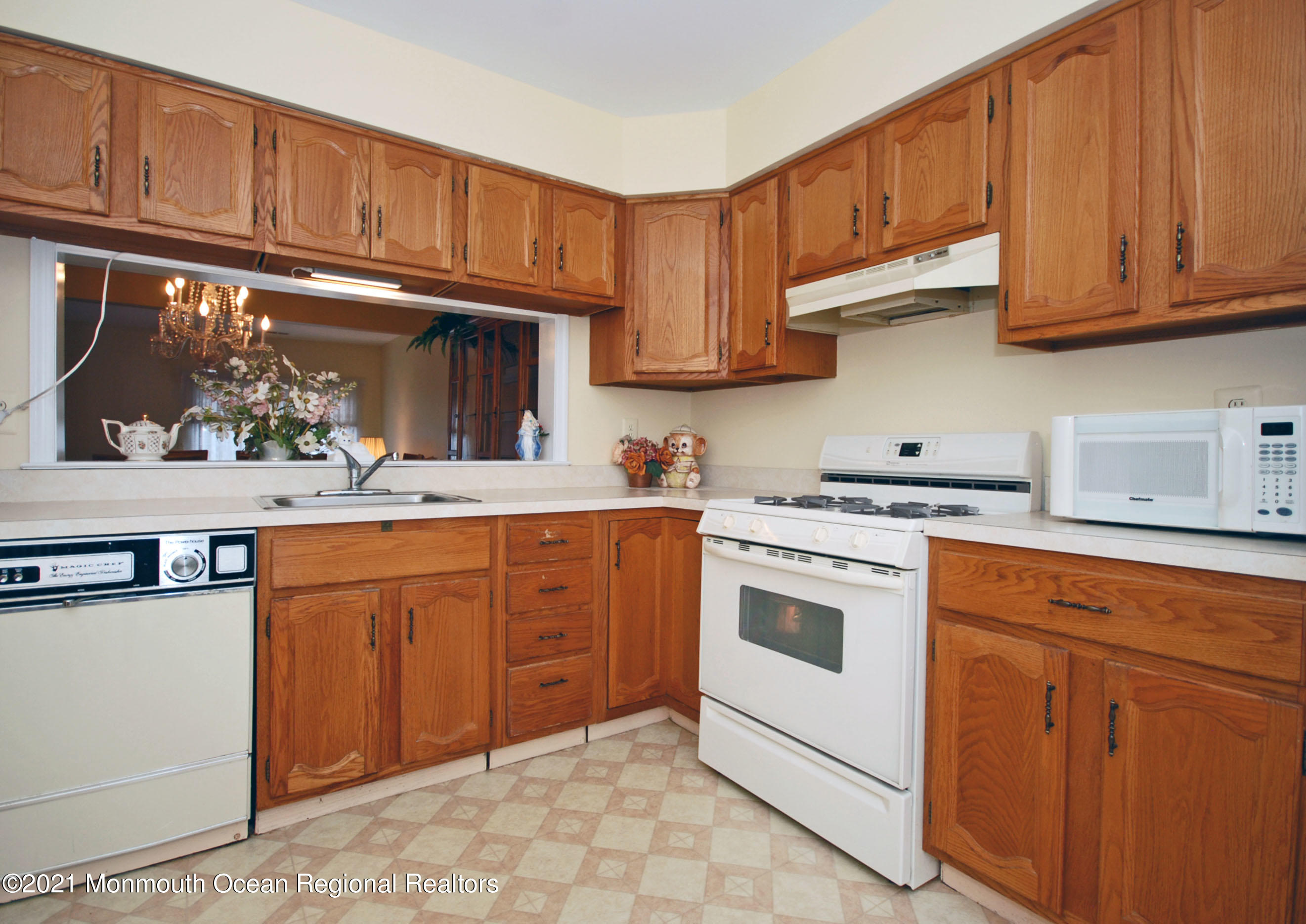 1803 Timber Oaks Road, Unit 1803 Edison, NJ 08820 - Photo 6 of 22 DSC_7295