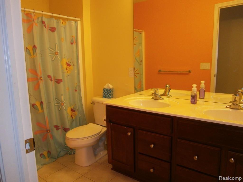 9133 Ridgefield Drive Brighton, MI 48114 - Photo 13 of 23 kidsbath.jpg