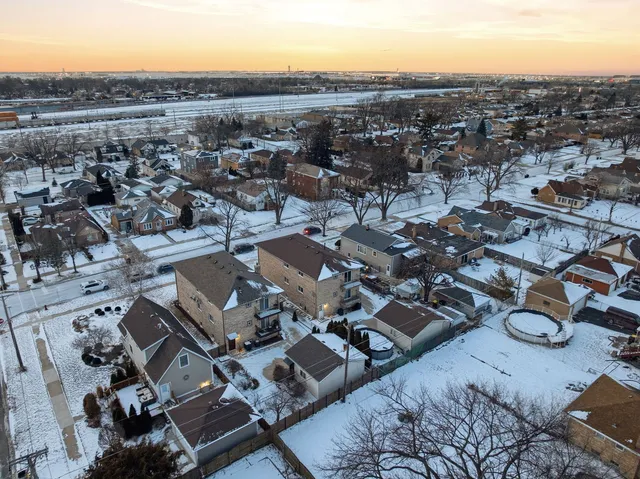 $2,150 | 4311 Grace Street, Unit 2, Schiller Park, IL 60176