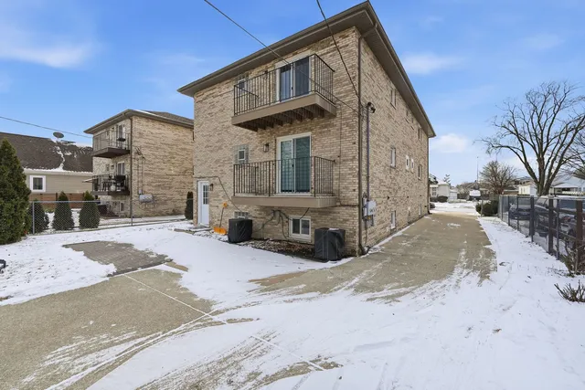 $2,150 | 4311 Grace Street, Unit 2, Schiller Park, IL 60176