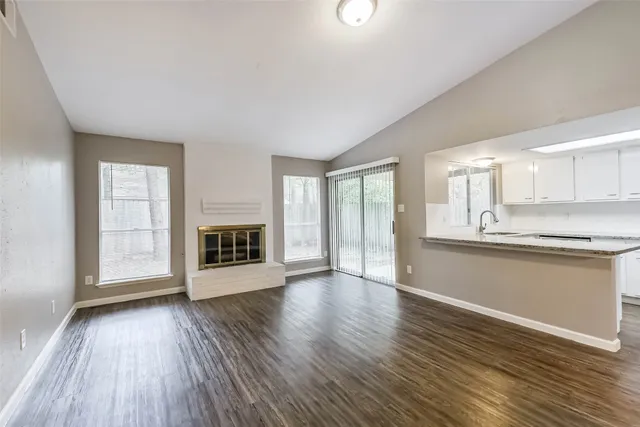 $2,100 | 26 West Broken Oak Court, The Woodlands, TX 77381