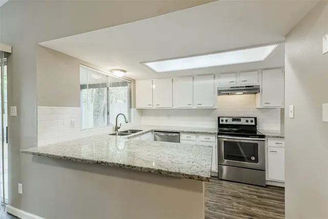 $2,100 | 26 West Broken Oak Court, The Woodlands, TX 77381