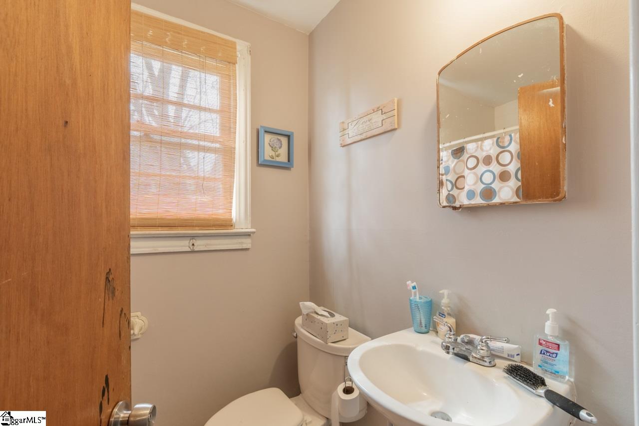 11 Henderson Road Greenville, SC 29607 - Photo 16 of 27