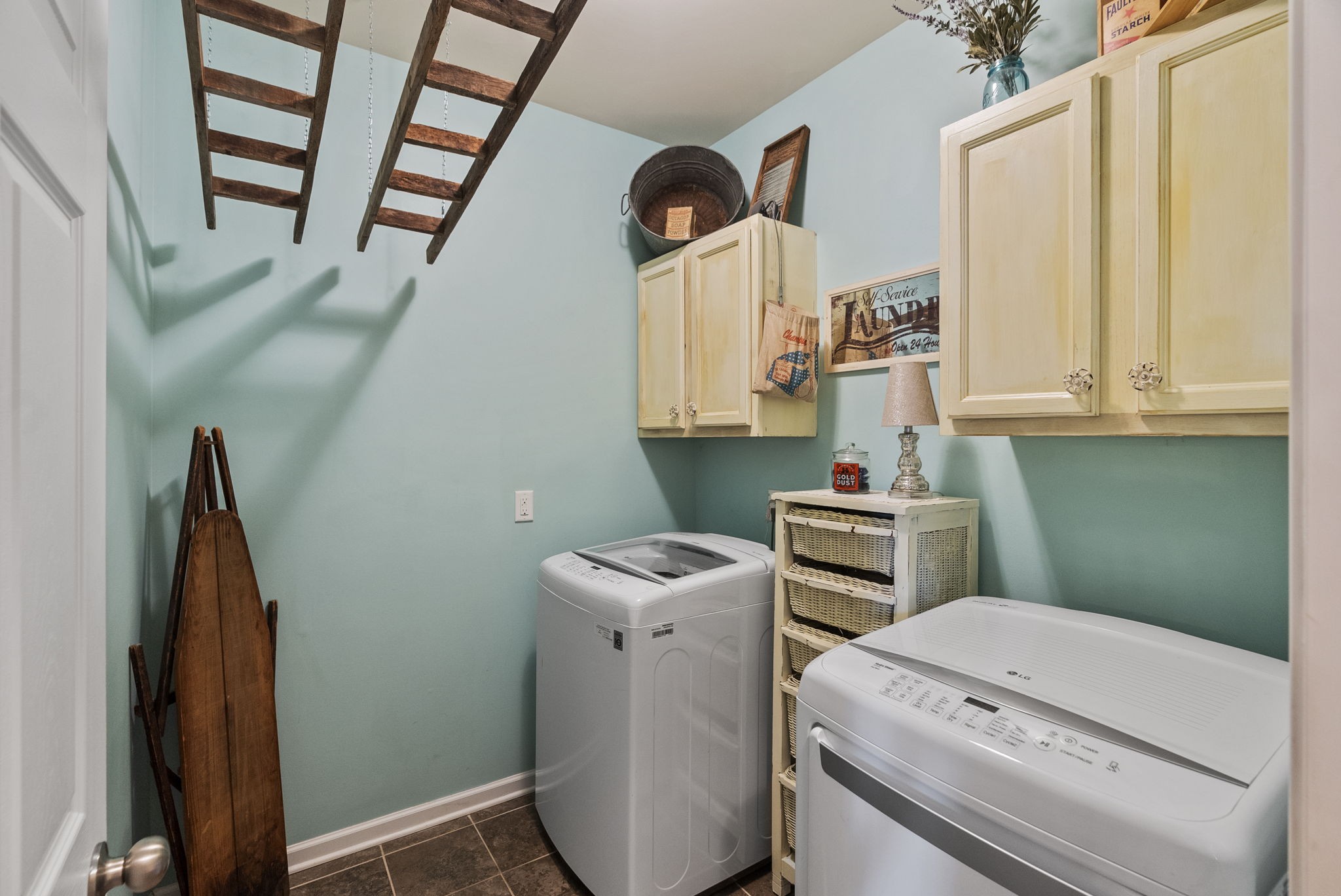 1064 Addington Road Hendersonville, TN 37075 - Photo 15 of 55 a bathroom with a sink a toilet and a mirror
