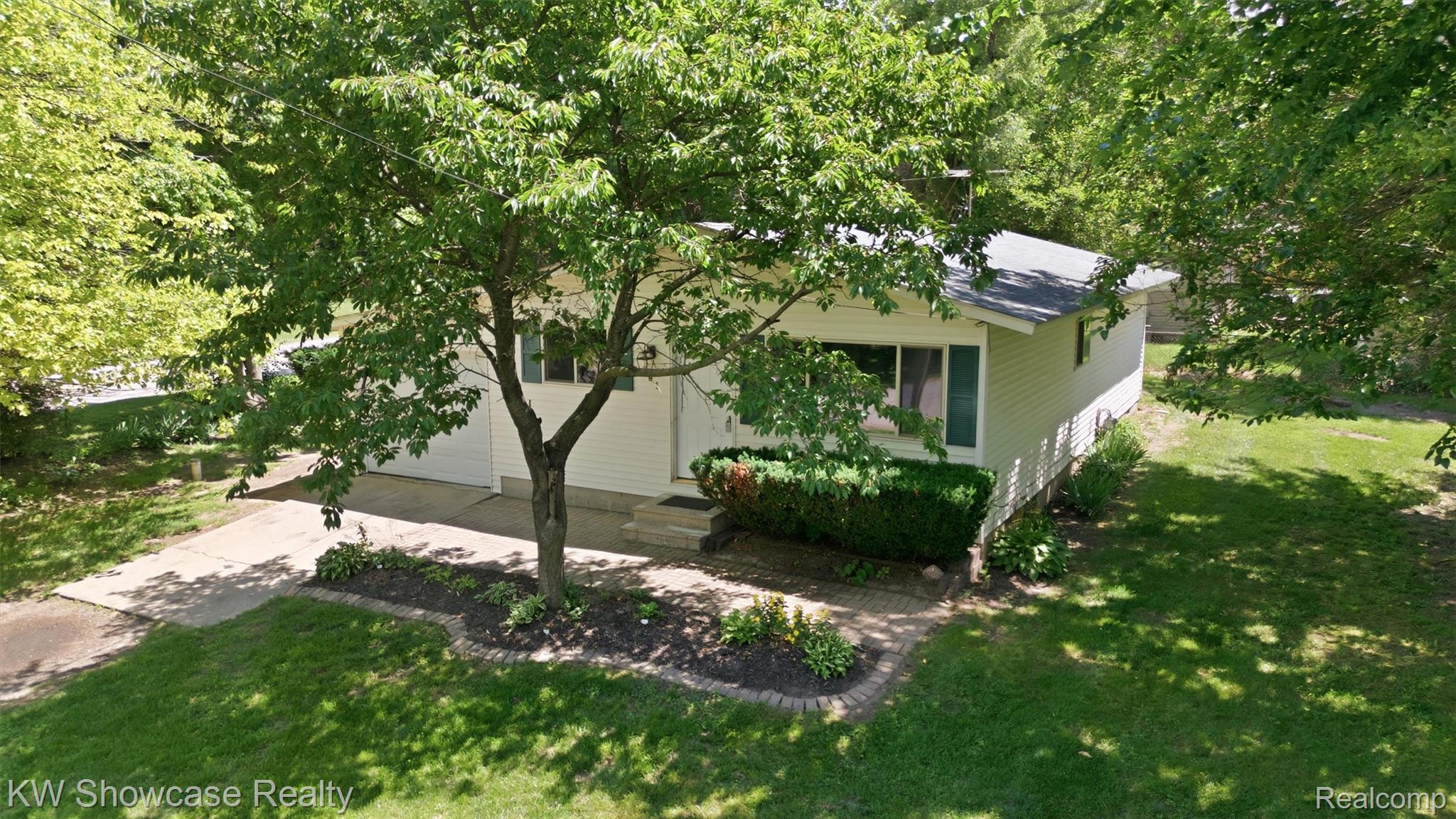 801 Farnsworth Road White Lake, MI 48386 - Photo 2 of 30 37-DJI_20260620122151_0991_D.jpg