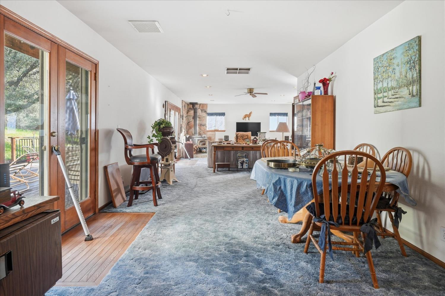 51590 Coyote Ridge Road Oakhurst, CA 93644 - Photo 20 of 49 a view of a livingroom with furniture and a window