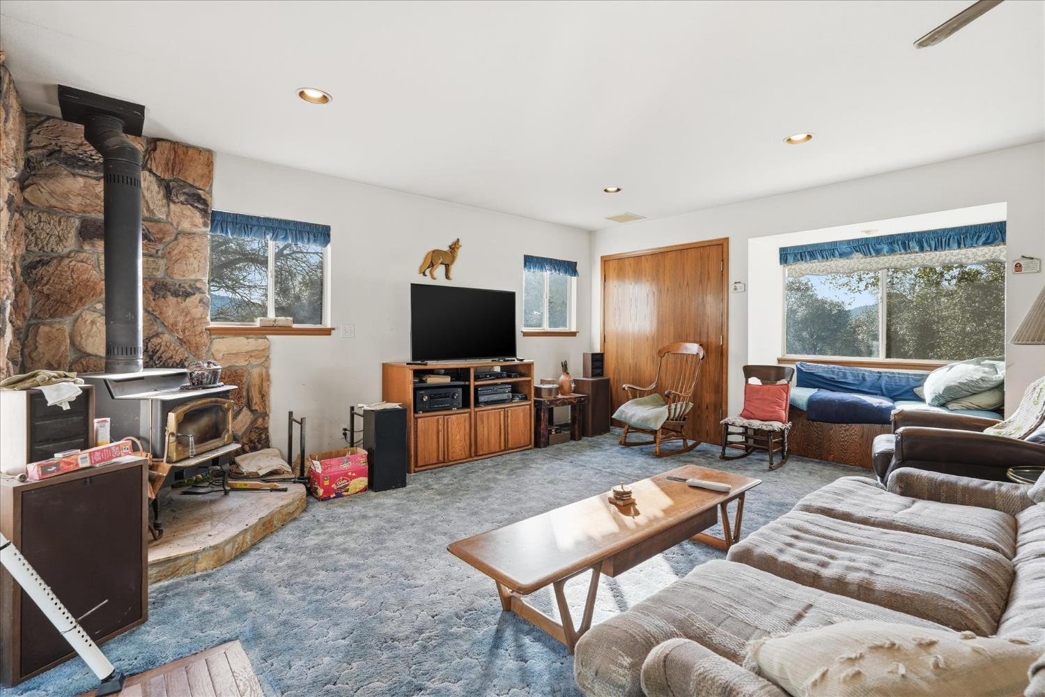 51590 Coyote Ridge Road Oakhurst, CA 93644 - Photo 21 of 49 a living room with furniture and a flat screen tv