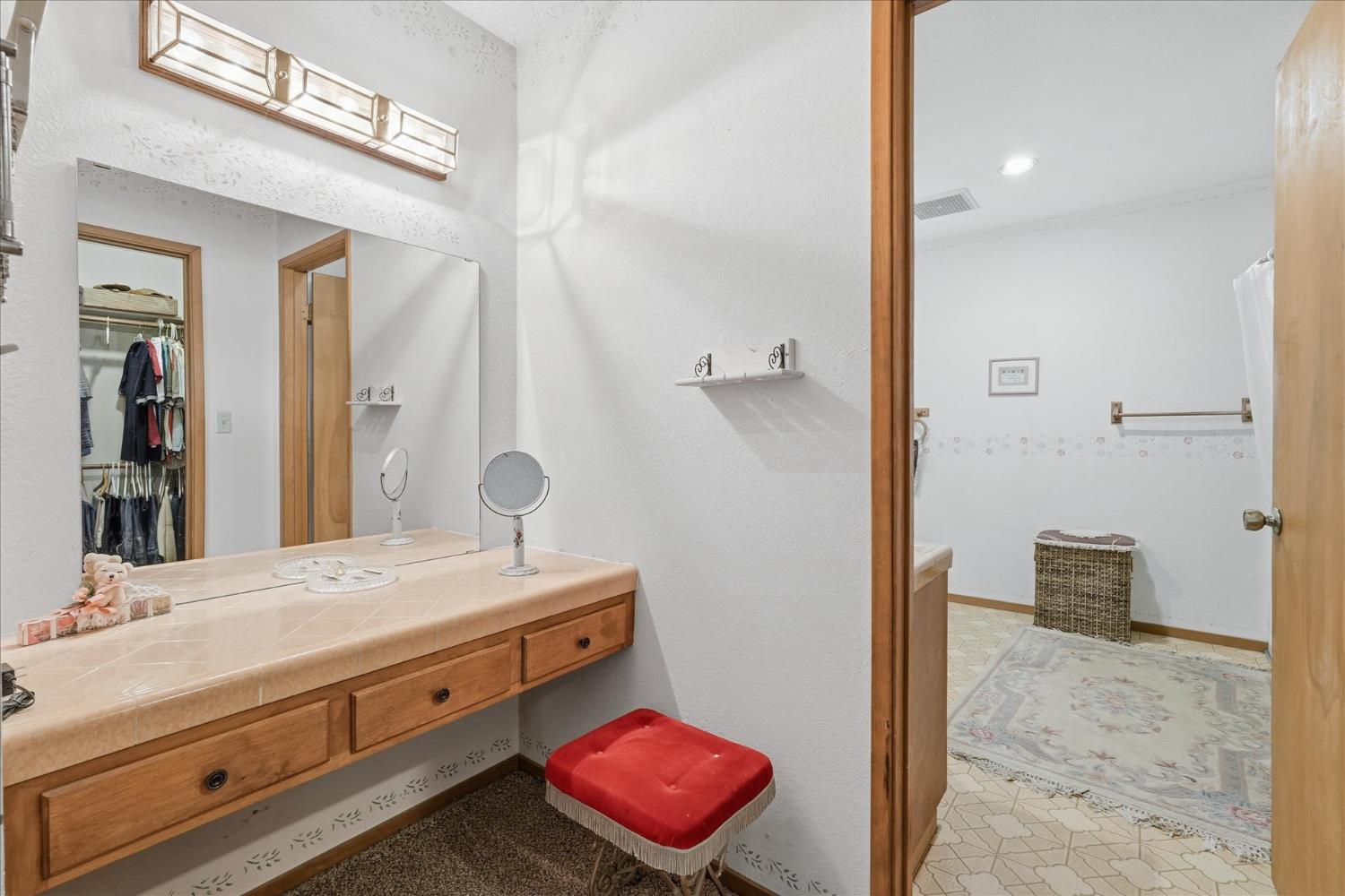 51590 Coyote Ridge Road Oakhurst, CA 93644 - Photo 31 of 49 a bathroom with a sink and a mirror