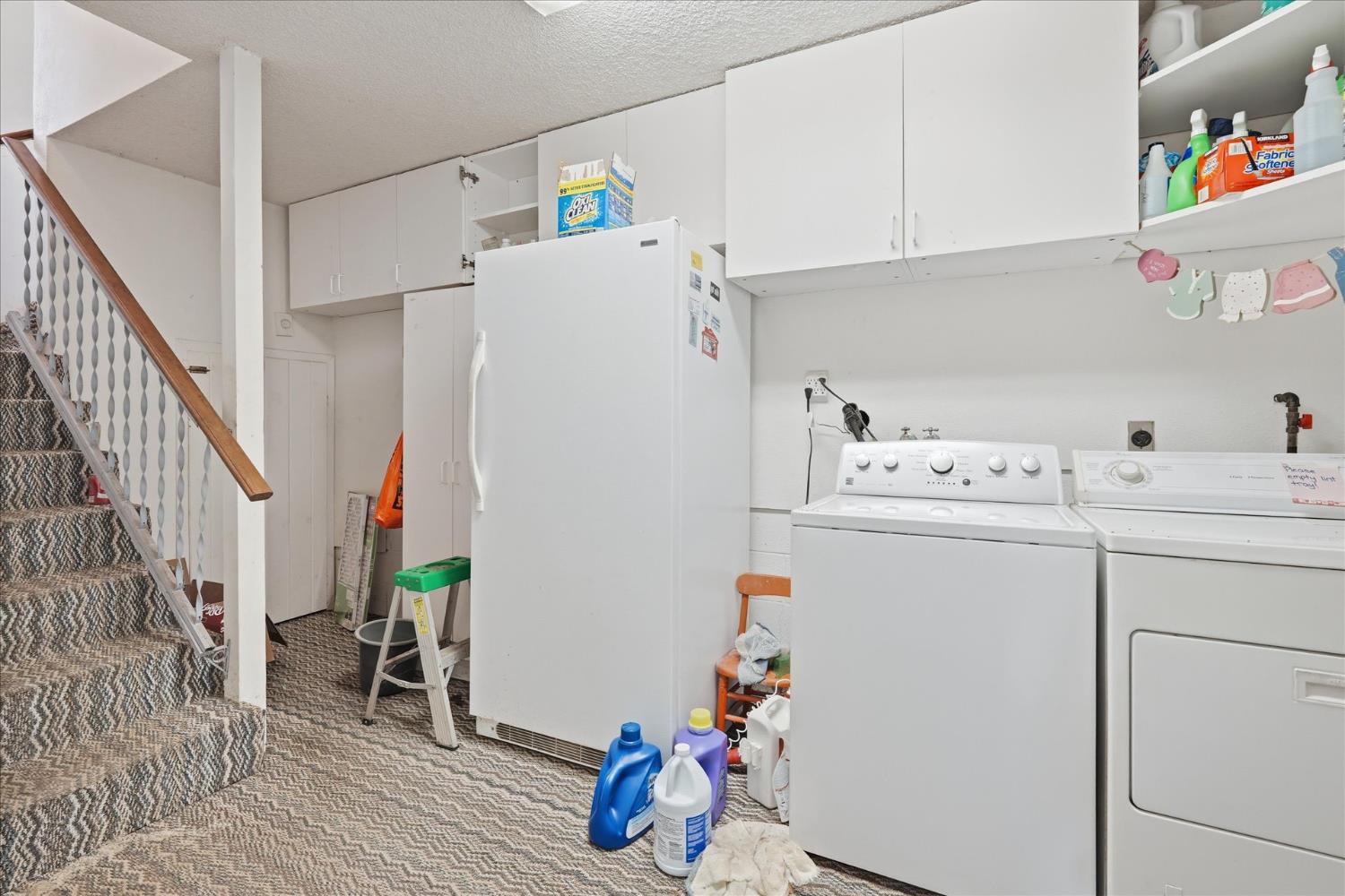 51590 Coyote Ridge Road Oakhurst, CA 93644 - Photo 37 of 49 a utility room with wooden floor washer and dryer