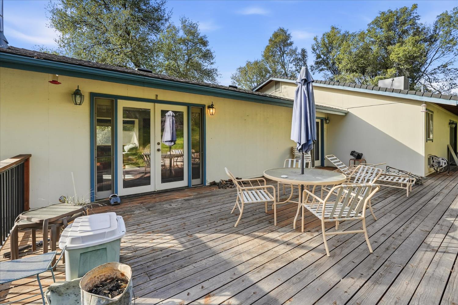 51590 Coyote Ridge Road Oakhurst, CA 93644 - Photo 42 of 49 a balcony with table and chairs