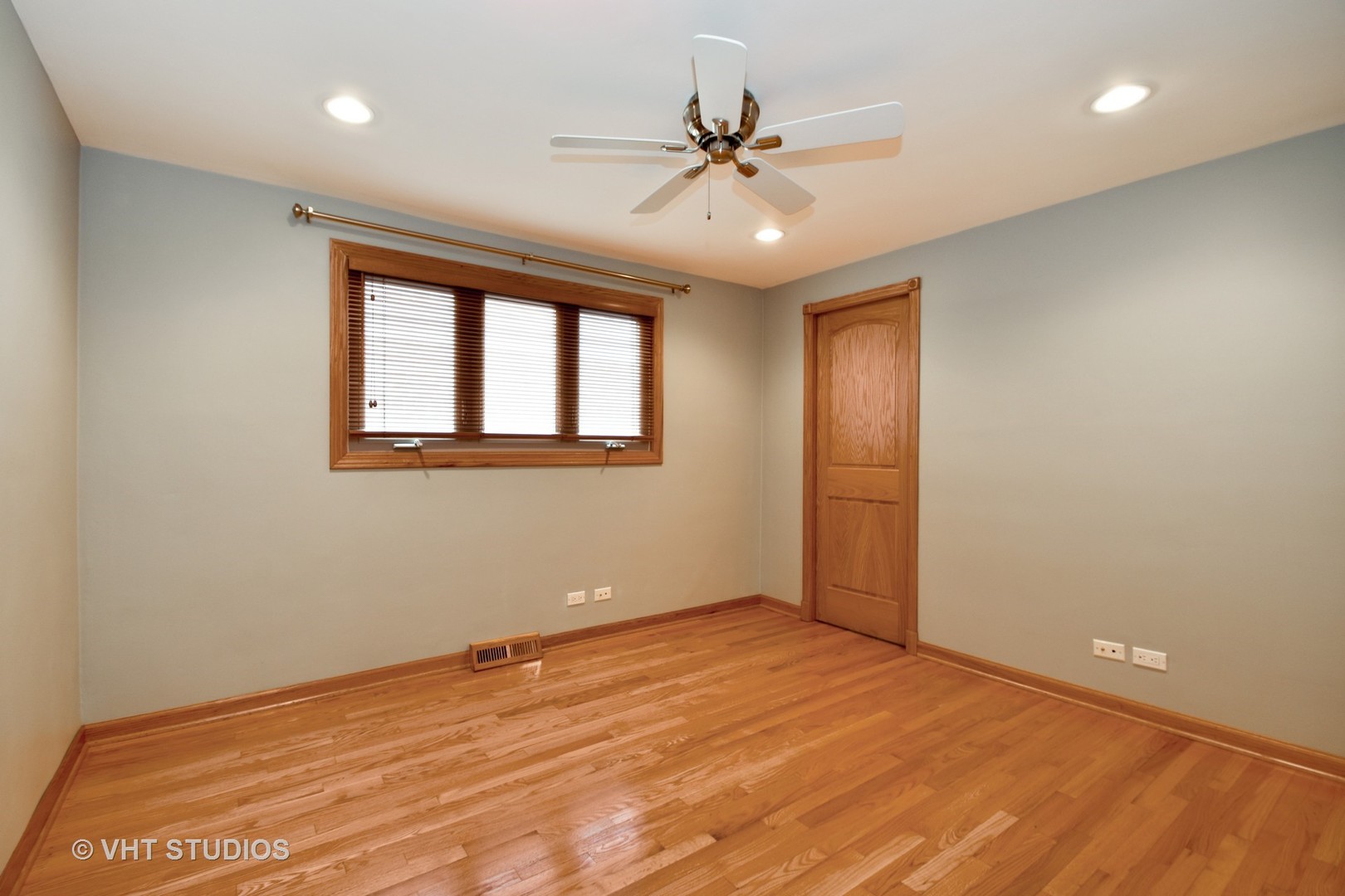 5155 South Mobile Avenue Chicago, IL 60638 - Photo 6 of 10 a view of an empty room with a window