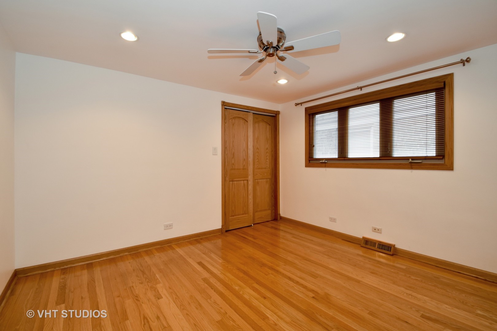 5155 South Mobile Avenue Chicago, IL 60638 - Photo 7 of 10 a view of an empty room with a window