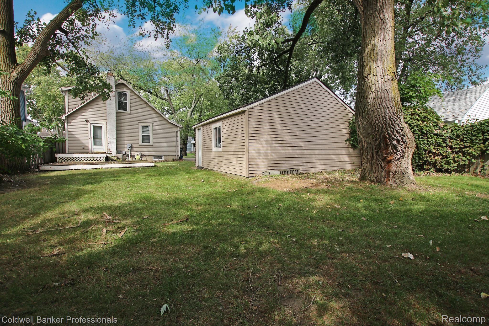 2696 Wakefield Road Berkley, MI 48072 - Photo 37 of 38 37) Backyard.jpg