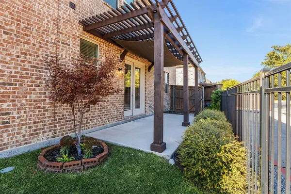 $3,000 | 516 Renaissance Lane, Irving, TX 75060