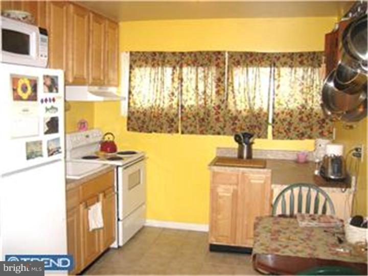 15 Winding Road Levittown, PA 19057 - Photo 2 of 9 Kitchen
