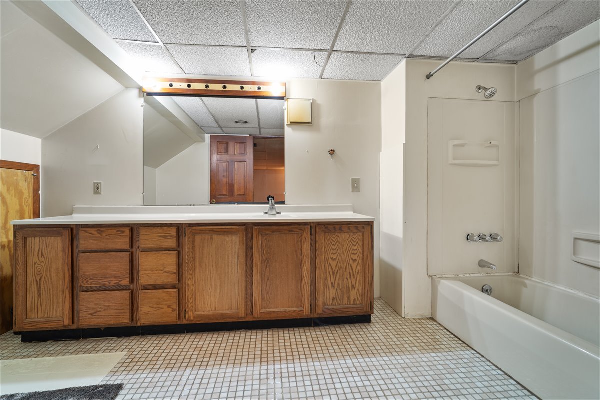 713 Normal Avenue Normal, IL 61761 - Photo 30 of 43 a bathroom with a tub a sink and a mirror