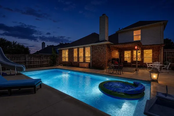 a view of a swimming pool with seating space