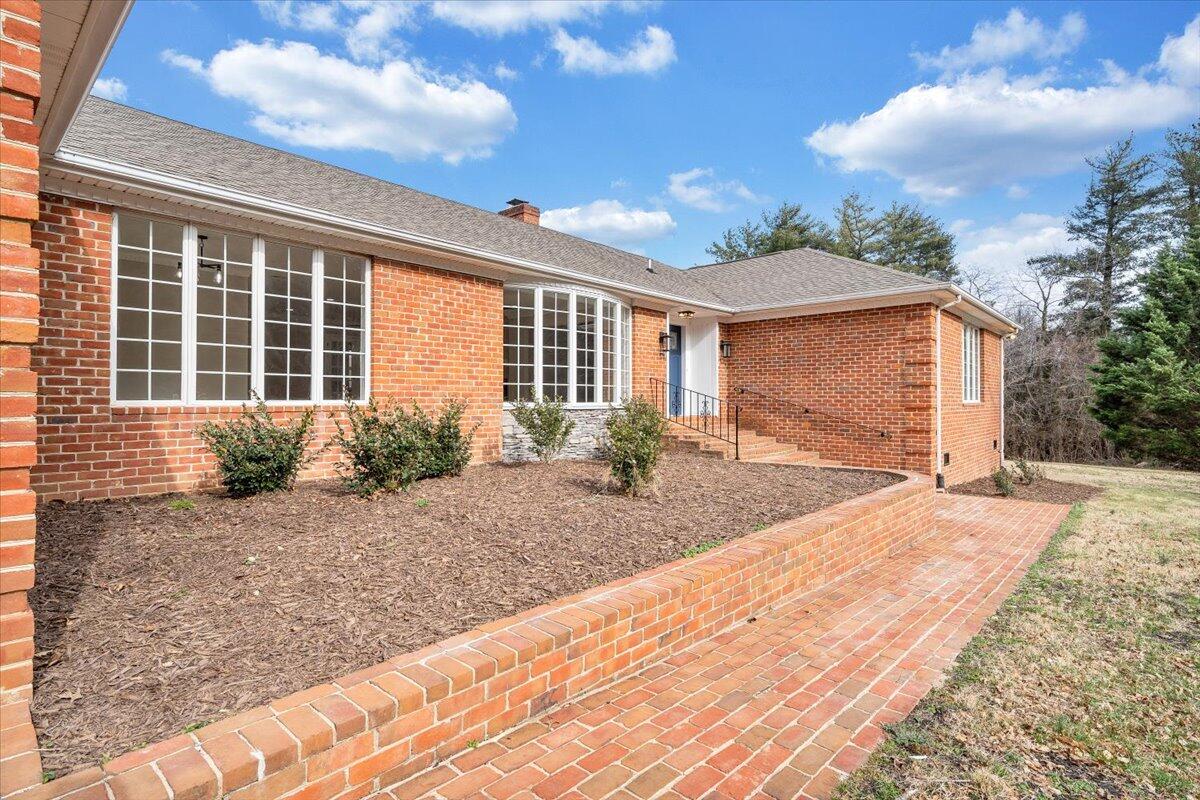 7951 Barrens Road Roanoke, VA 24019 - Photo 4 of 105 a front view of a house with garden