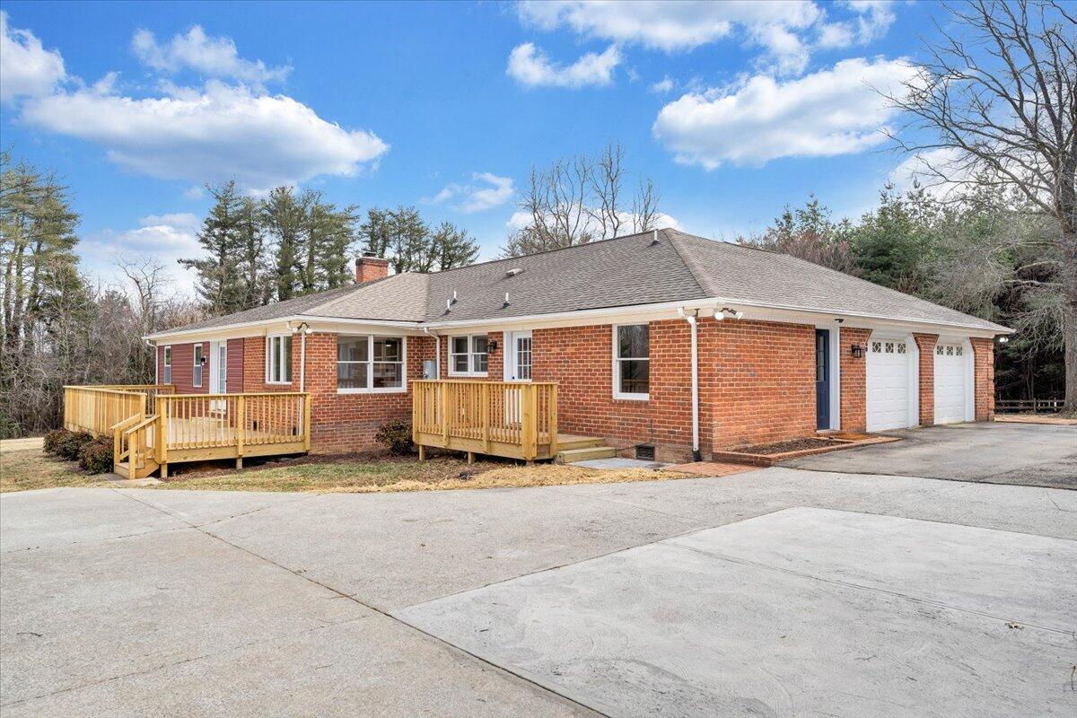 7951 Barrens Road Roanoke, VA 24019 - Photo 70 of 105 a front view of a house with a garden