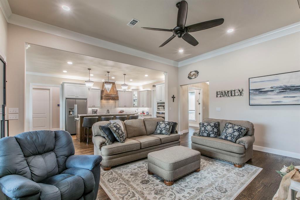 790 Bones Chapel Road Whitesboro, TX 76273 - Photo 3 of 36 a living room with furniture or kitchen and a couch