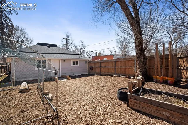 a view of a house with backyard