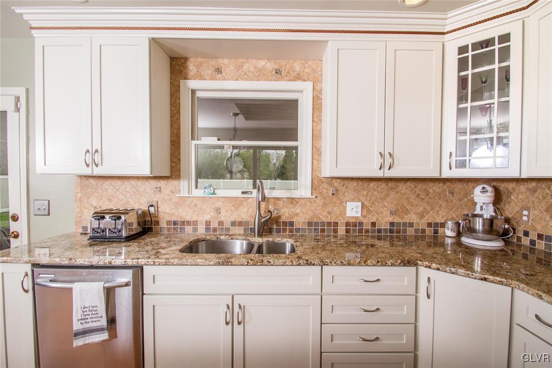 875 Barnsdale Road Bethlehem, PA 18017 - Photo 19 of 35 Tile backsplash, granite counters and center islan