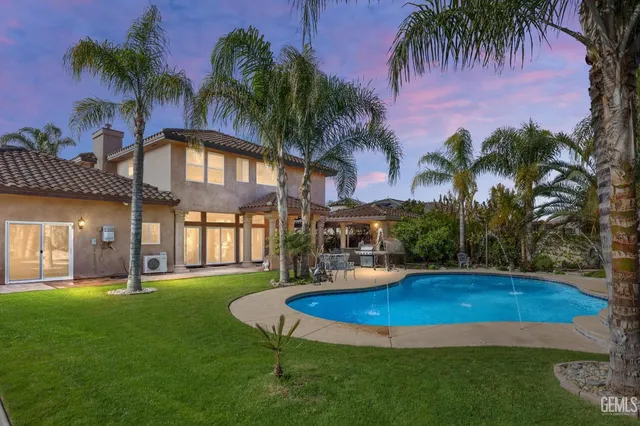 a view of a backyard with palm trees