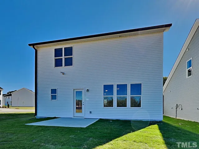 a view of front a house with a yard