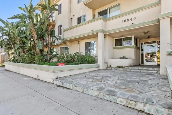 $2,700 | 16940 Chatsworth Street, Unit 208, Granada Hills, CA 91344