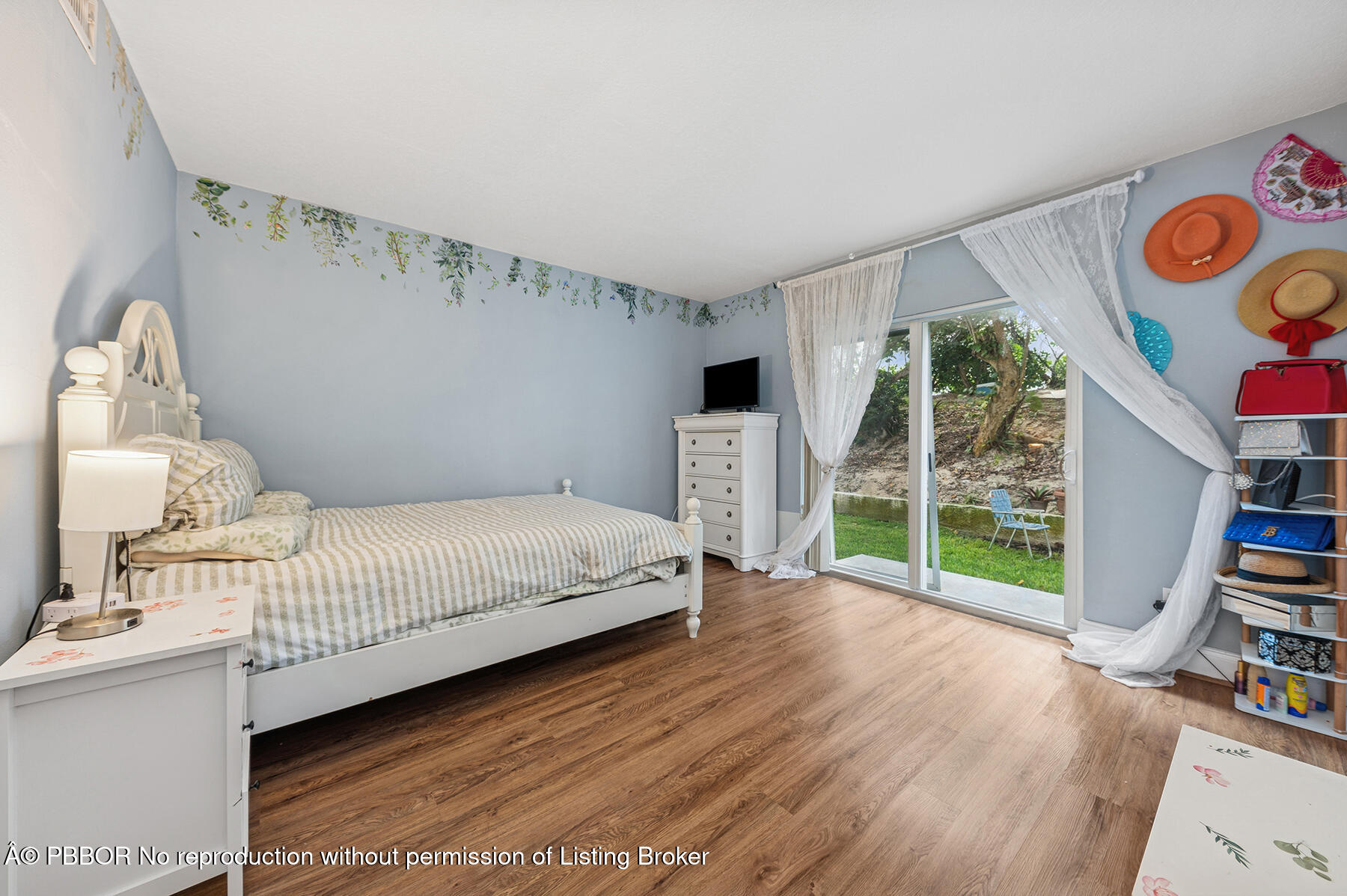 2565 South Ocean Boulevard, Unit 118 Palm Beach, FL 33480 - Photo 7 of 11 a bedroom with furniture and a book shelf