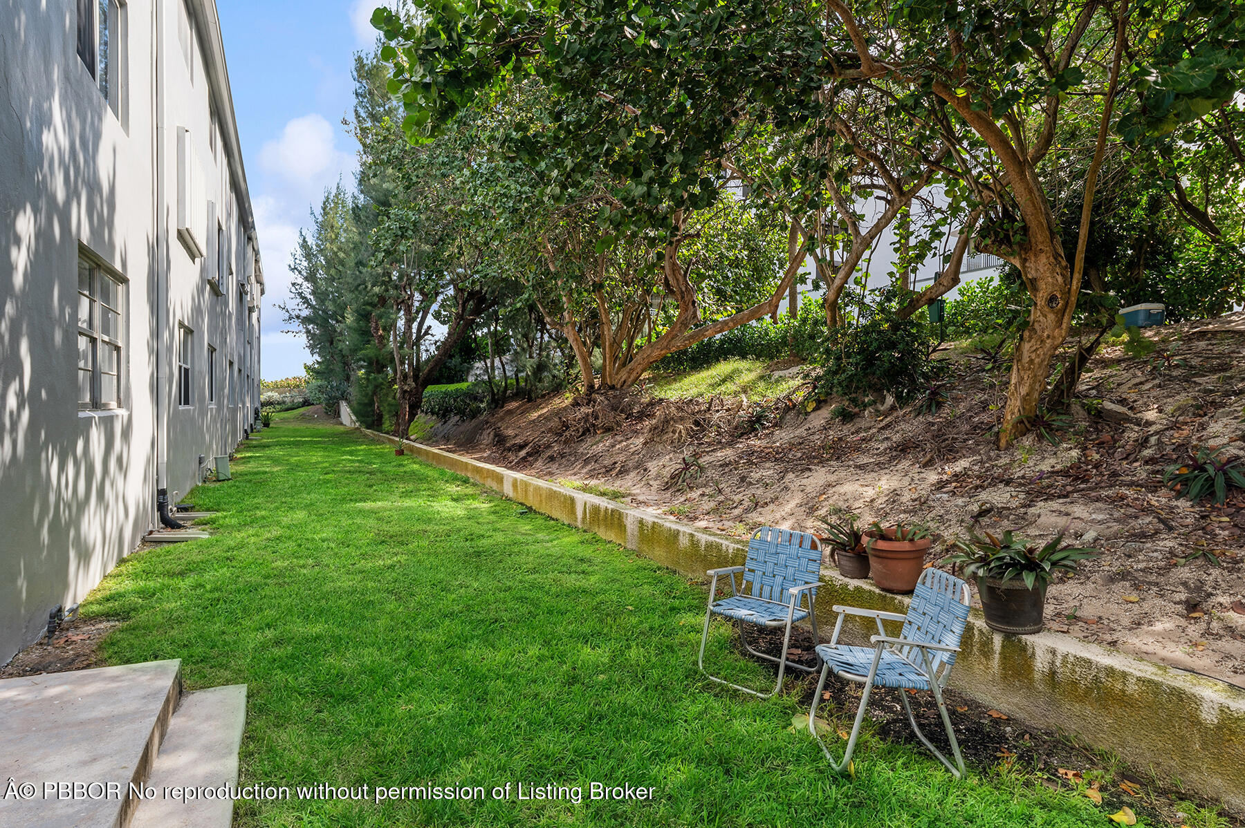 2565 South Ocean Boulevard, Unit 118 Palm Beach, FL 33480 - Photo 9 of 11 a view of a backyard with sitting area