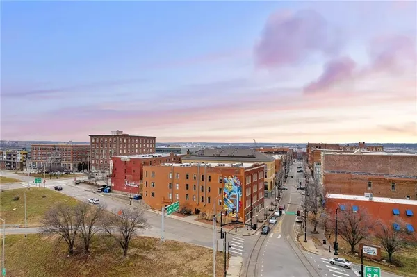$285,000 | 510 Delaware Street, Unit 405, Kansas City, MO 64105