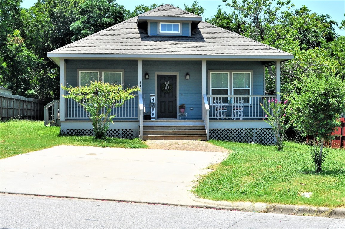 913 Independence Street Brenham, TX 77833 - Photo 6 of 24 a house view with a garden space