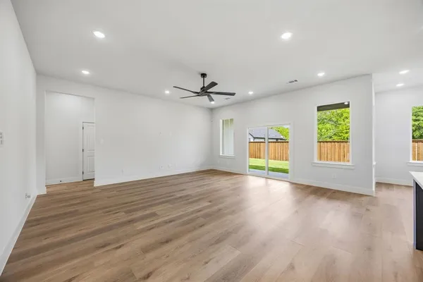 $455,000 | 512 Waikiki Trail, Tool, TX 75143