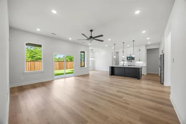 $455,000 | 512 Waikiki Trail, Tool, TX 75143