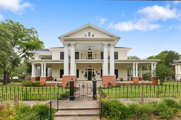 $699,900 | 401 North Walnut Avenue, Eagle Lake, TX 77434