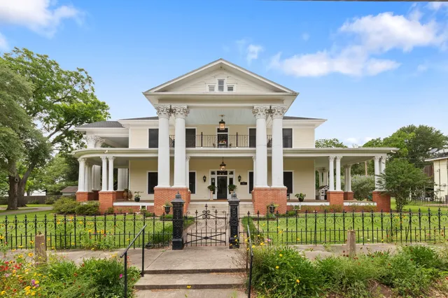 $699,900 | 401 North Walnut Avenue, Eagle Lake, TX 77434