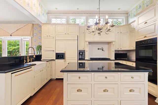 $699,900 | 401 North Walnut Avenue, Eagle Lake, TX 77434