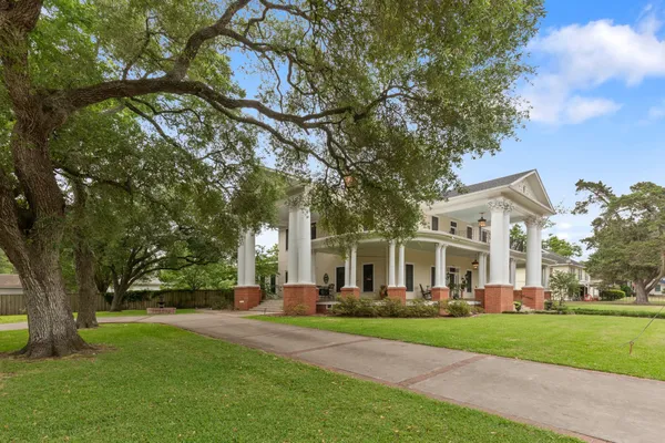 $699,900 | 401 North Walnut Avenue, Eagle Lake, TX 77434