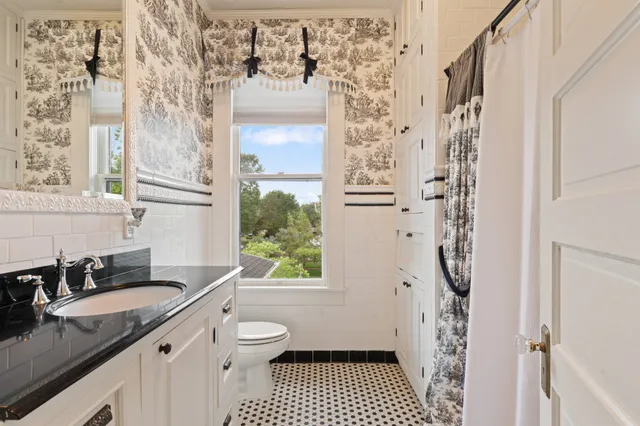 $699,900 | 401 North Walnut Avenue, Eagle Lake, TX 77434