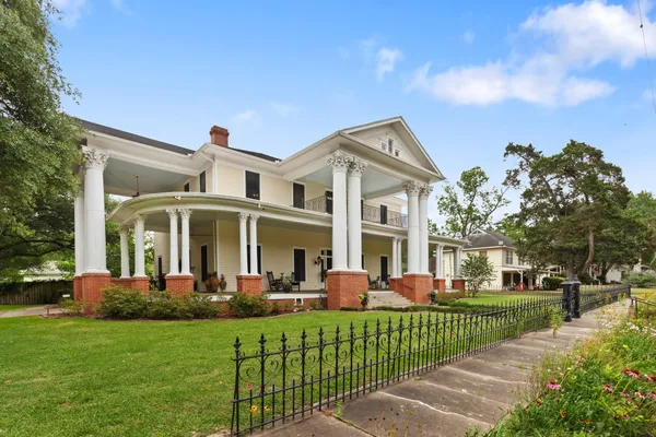 $699,900 | 401 North Walnut Avenue, Eagle Lake, TX 77434