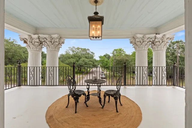 $699,900 | 401 North Walnut Avenue, Eagle Lake, TX 77434