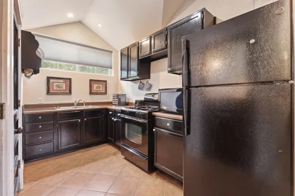 $699,900 | 401 North Walnut Avenue, Eagle Lake, TX 77434